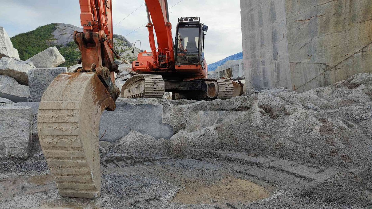 Hvit granittbenkeplate med subtile sorte årer